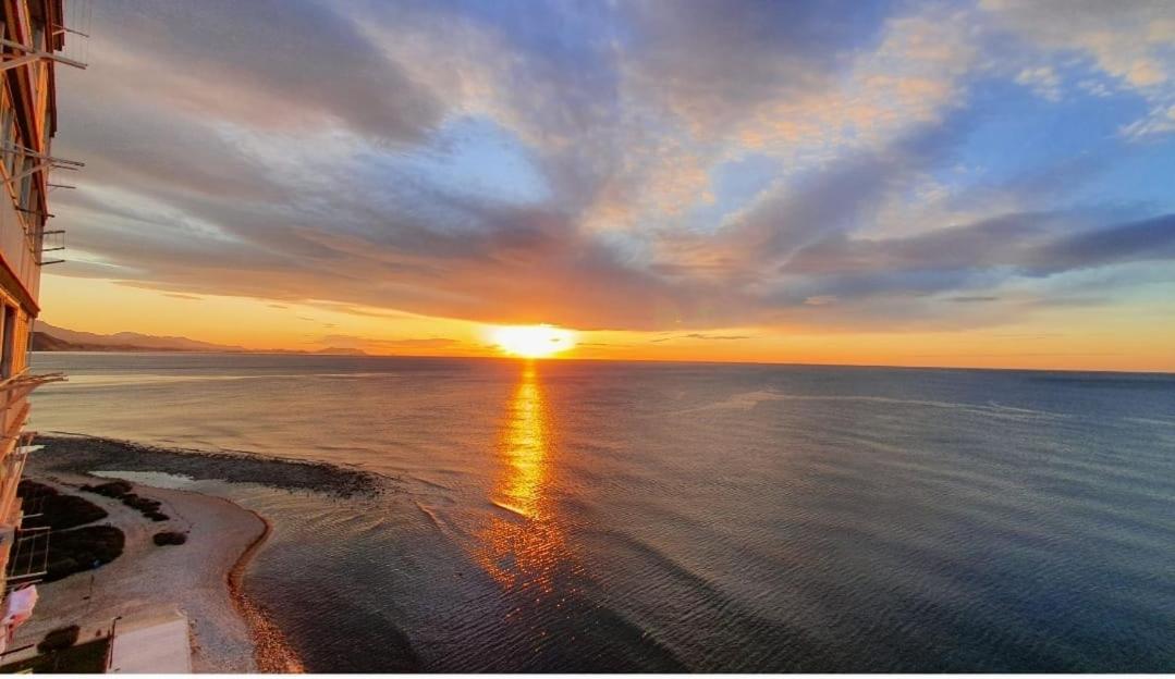 Sobre Las Olas Del Mar El Campello Buitenkant foto